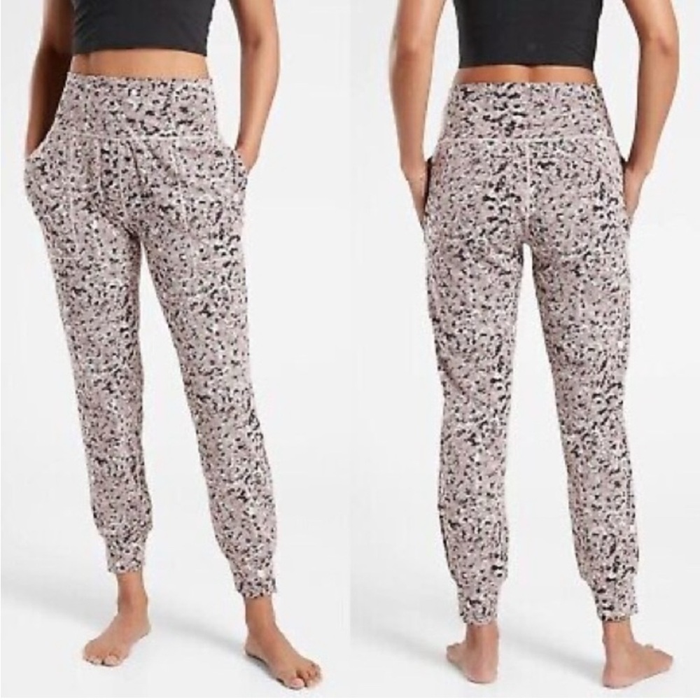 Athleta salutation, textured, jogger, size S, mauve, black & white, like new